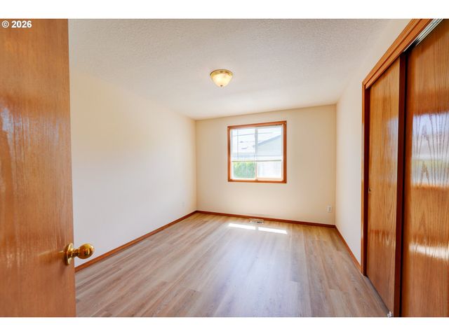 17440 Sw STARK St, Beaverton, OR 97006