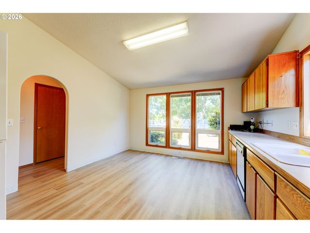 17440 Sw STARK St, Beaverton, OR 97006