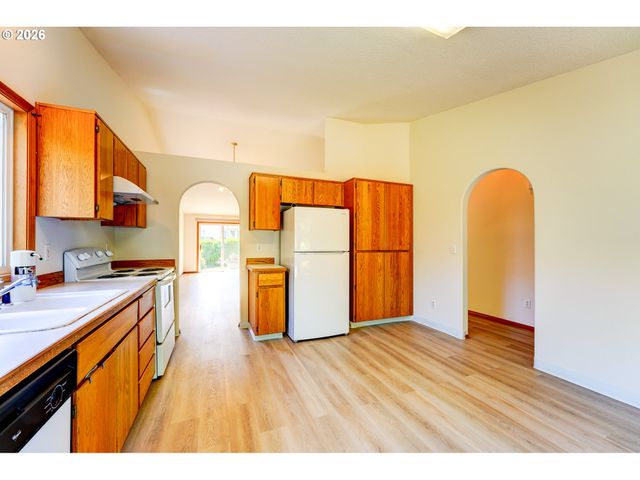17440 Sw STARK St, Beaverton, OR 97006