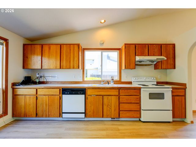17440 Sw STARK St, Beaverton, OR 97006