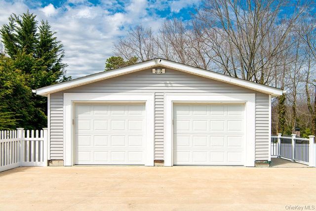 11 Akron Place, Shoreham, NY 11786