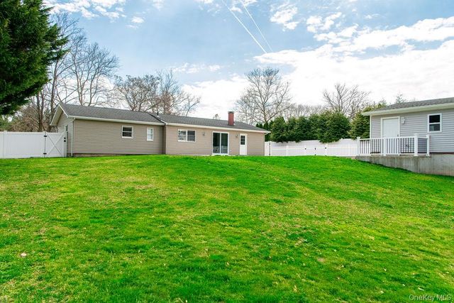 11 Akron Place, Shoreham, NY 11786