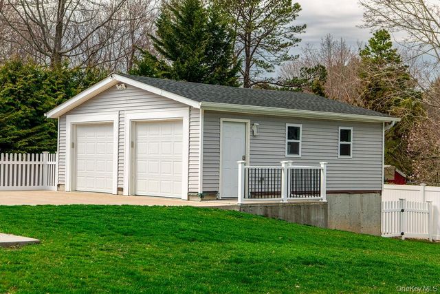 11 Akron Place, Shoreham, NY 11786