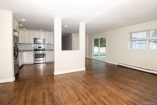 11 Akron Place, Shoreham, NY 11786