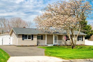 11 Akron Place, Shoreham, NY 11786