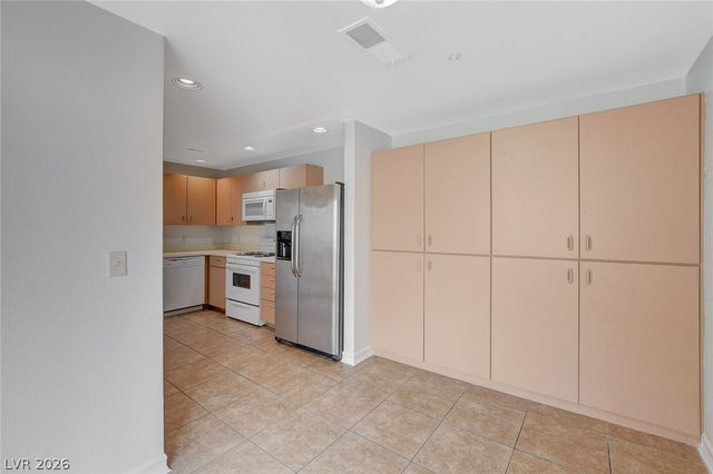 230 East Flamingo Road 404, Las Vegas, NV 89169