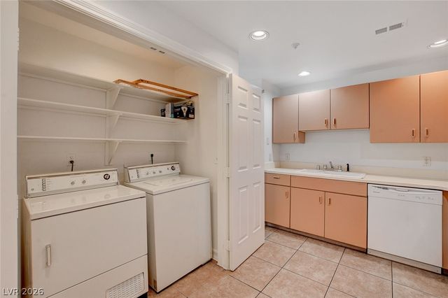230 East Flamingo Road 404, Las Vegas, NV 89169
