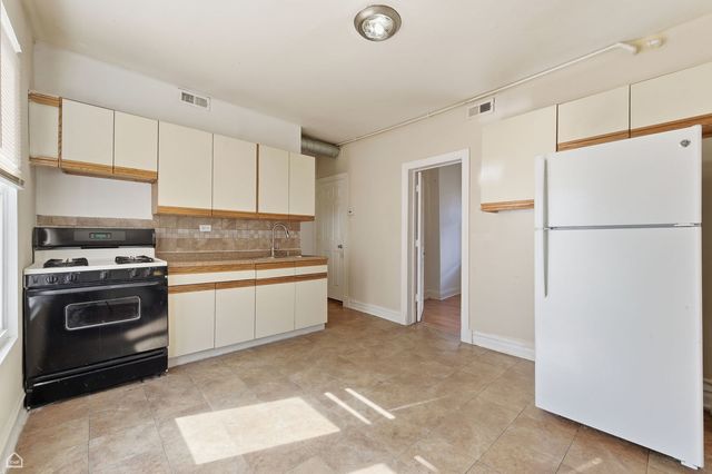 4026 N Kimball Avenue, Chicago, IL 60618