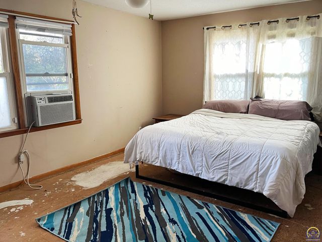 1129 SW Prairie RD, Topeka, KS 66604