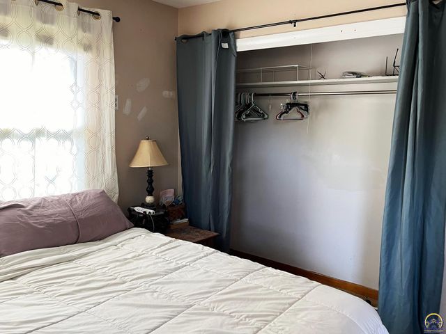 1129 SW Prairie RD, Topeka, KS 66604