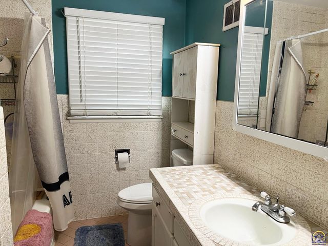 1129 SW Prairie RD, Topeka, KS 66604