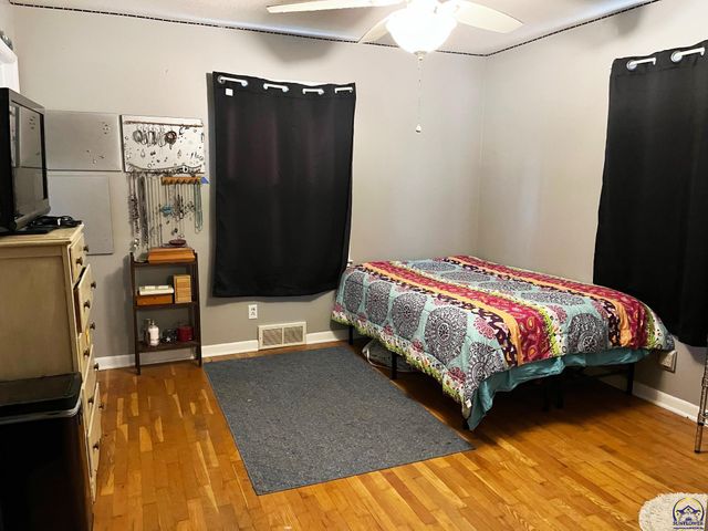 1129 SW Prairie RD, Topeka, KS 66604