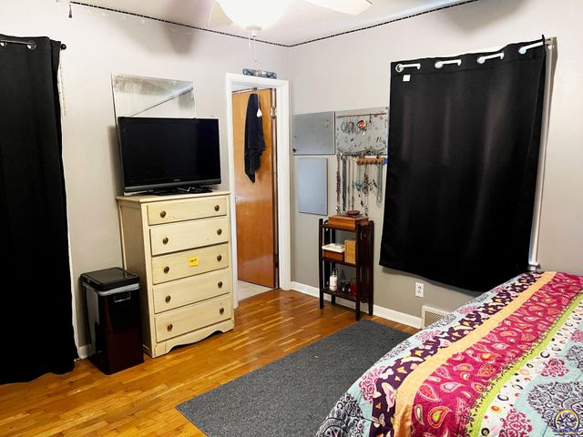 1129 SW Prairie RD, Topeka, KS 66604