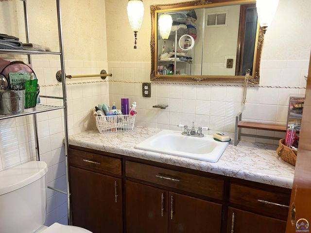 1129 SW Prairie RD, Topeka, KS 66604