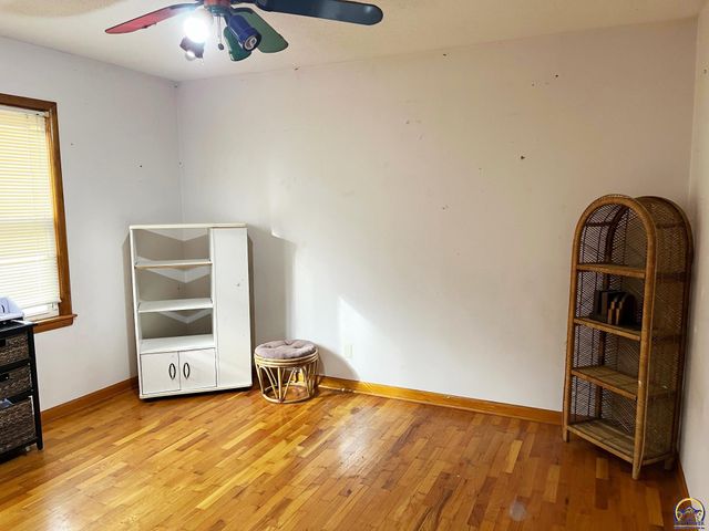 1129 SW Prairie RD, Topeka, KS 66604