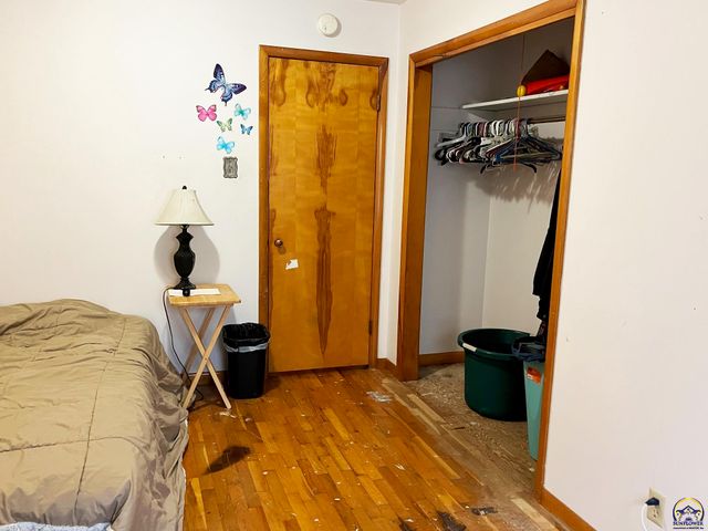 1129 SW Prairie RD, Topeka, KS 66604