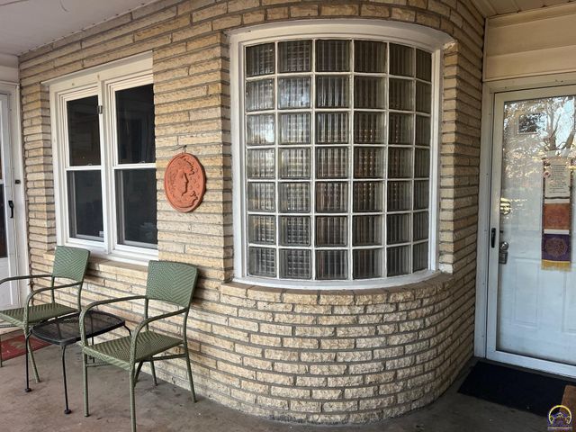 1129 SW Prairie RD, Topeka, KS 66604