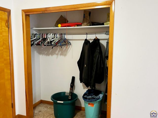 1129 SW Prairie RD, Topeka, KS 66604