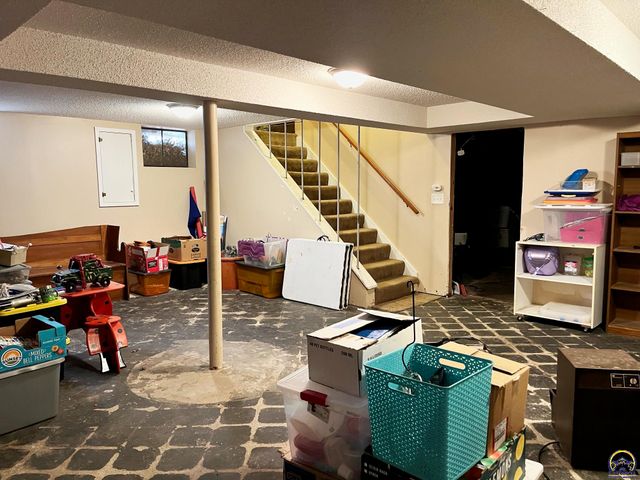 1129 SW Prairie RD, Topeka, KS 66604