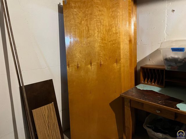 1129 SW Prairie RD, Topeka, KS 66604