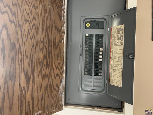 1129 SW Prairie RD, Topeka, KS 66604