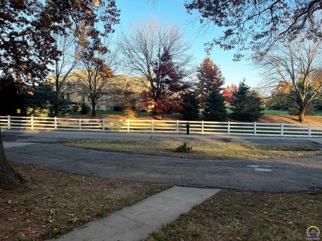 1129 SW Prairie RD, Topeka, KS 66604