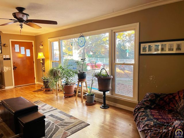 1129 SW Prairie RD, Topeka, KS 66604