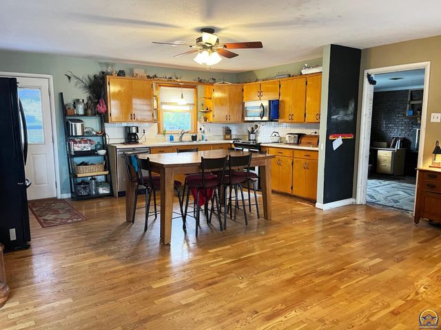 1129 SW Prairie RD, Topeka, KS 66604