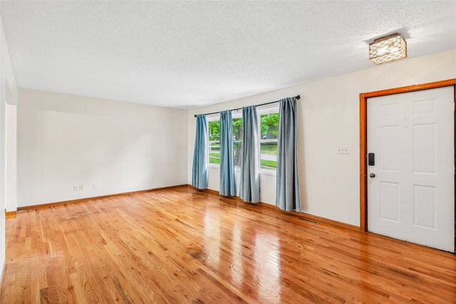 1317 E Clinton Avenue, Indianola, IA 50125