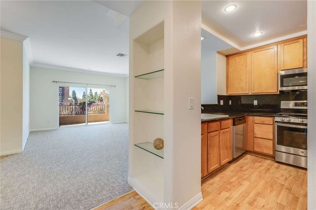 9610 Zelzah 301, Northridge, CA 91325