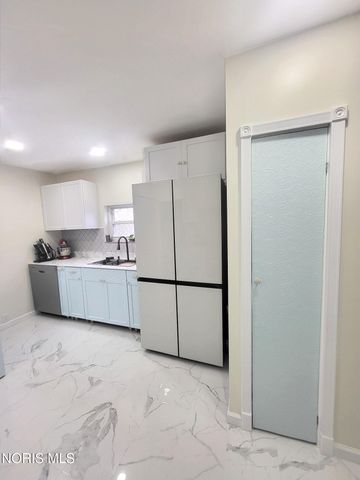 1450 S Lallendorf Road, Oregon, OH 43616