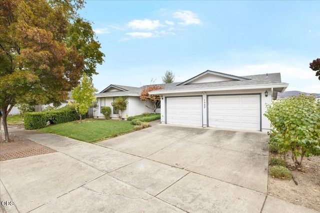 1249 La Loma Drive, Medford, OR 97504