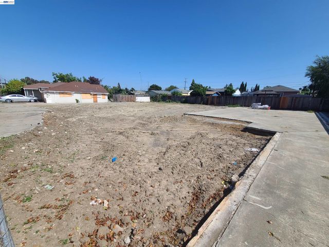 867 E Lewelling Blvd, Ashland, CA 94541
