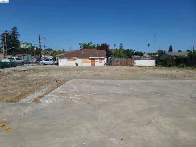 867 E Lewelling Blvd, Ashland, CA 94541