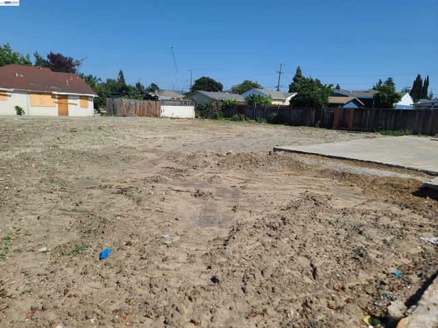 867 E Lewelling Blvd, Ashland, CA 94541