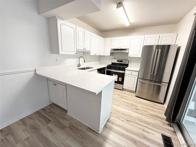 39613 Village Wood Lane, Novi, MI 48375