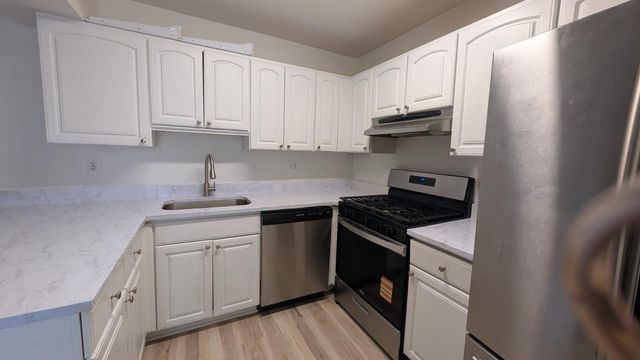 39613 Village Wood Lane, Novi, MI 48375