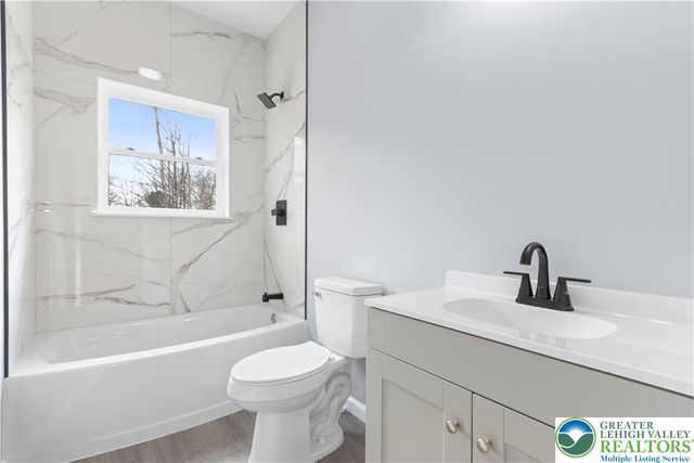 102 Eagle View Run Drive, Tobyhanna Twp, PA 18334