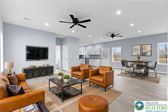 102 Eagle View Run Drive, Tobyhanna Twp, PA 18334