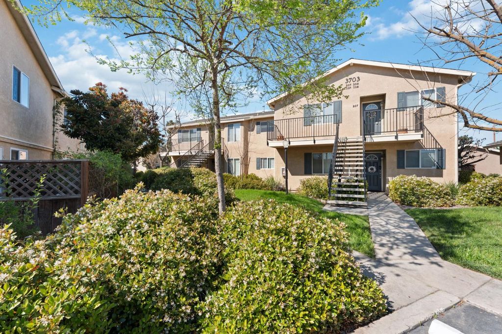 Image 5 of property listing at 3739 W Bullard Avenue # 119, Fresno, CA 93711