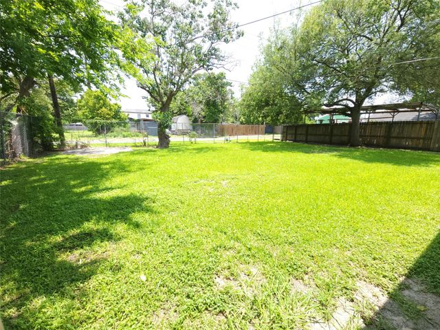 28 14th Street N, Texas City, TX 77590