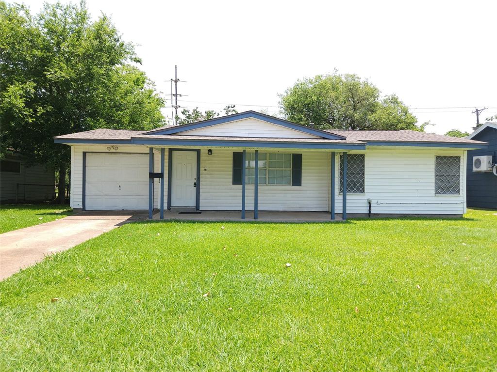 28 14th Street N, Texas City, TX 77590