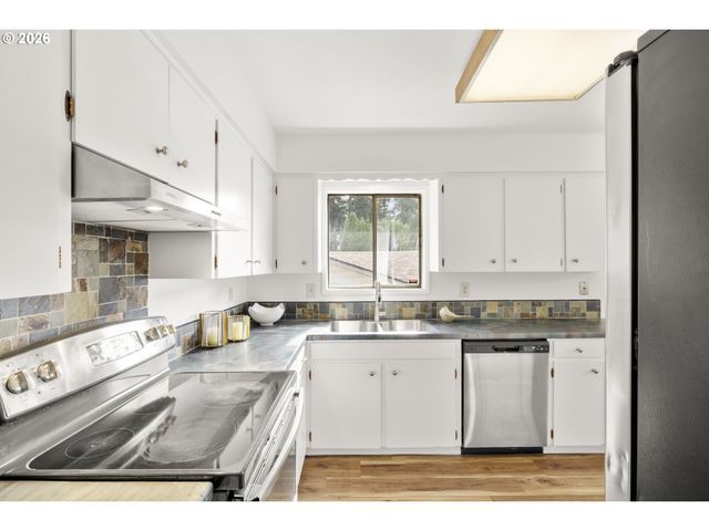14225 Se MILL St, Portland, OR 97233