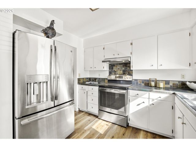 14225 Se MILL St, Portland, OR 97233