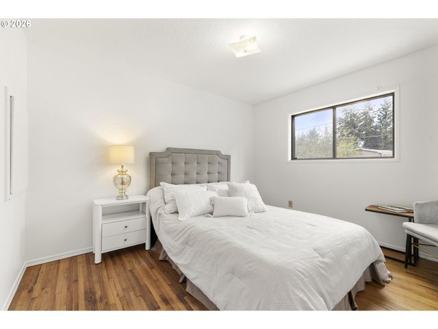 14225 Se MILL St, Portland, OR 97233