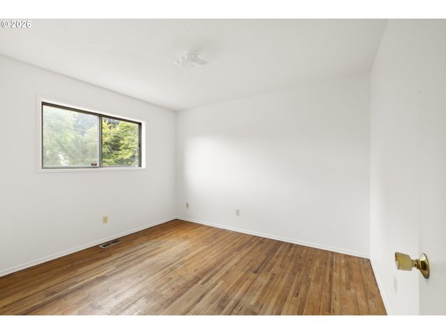 14225 Se MILL St, Portland, OR 97233