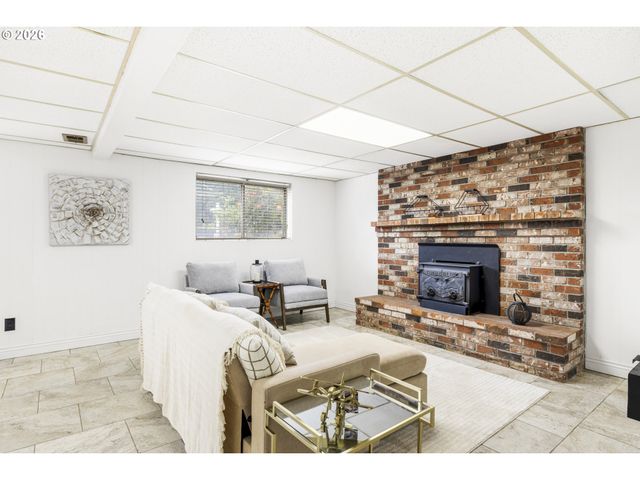 14225 Se MILL St, Portland, OR 97233