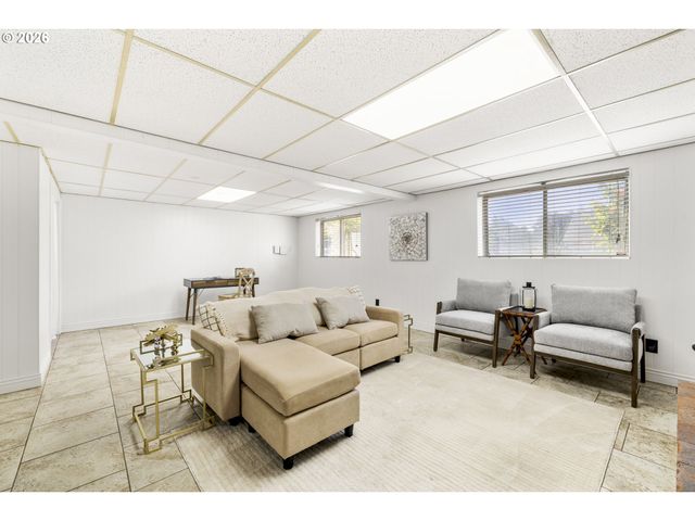 14225 Se MILL St, Portland, OR 97233