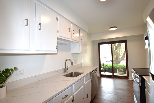 500 W Huntington Commons Road 157, Mount Prospect, IL 60056