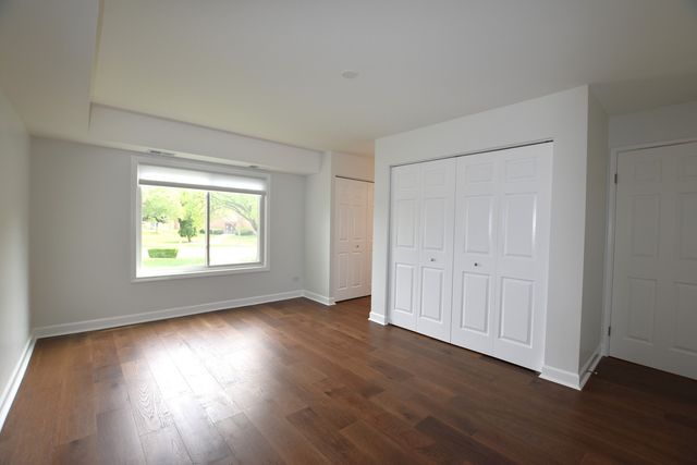 500 W Huntington Commons Road 157, Mount Prospect, IL 60056